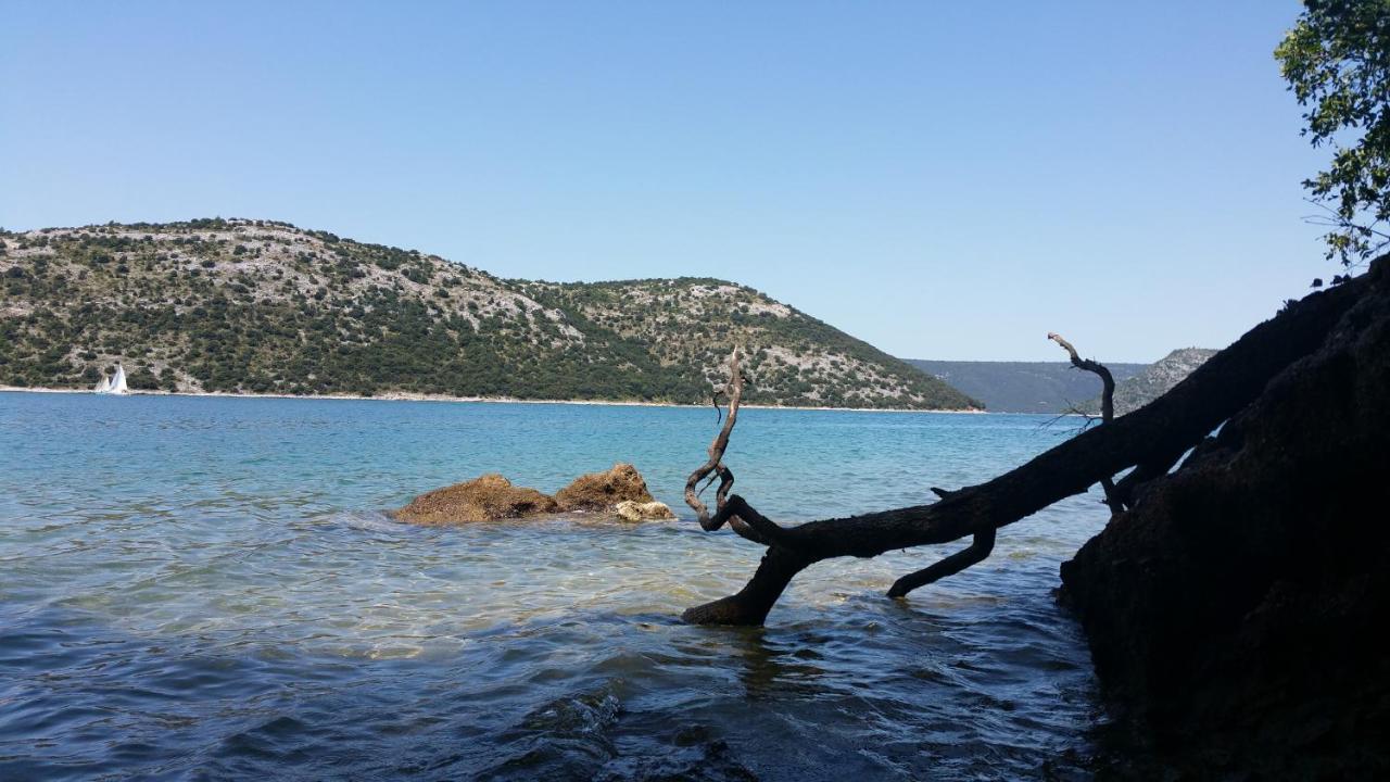 Laura Appartement Koromačno Buitenkant foto